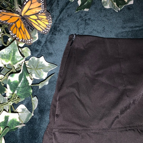 Black tennis skirt size medium never worn ! ✨✨ - Picture 2 of 3